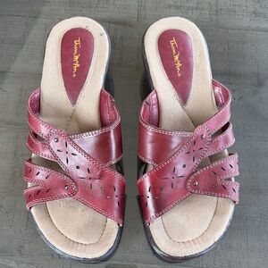 Thom McAn Women's Burgundy Leather Upper Heeled Sandals. Size 8.5W. Strap detail